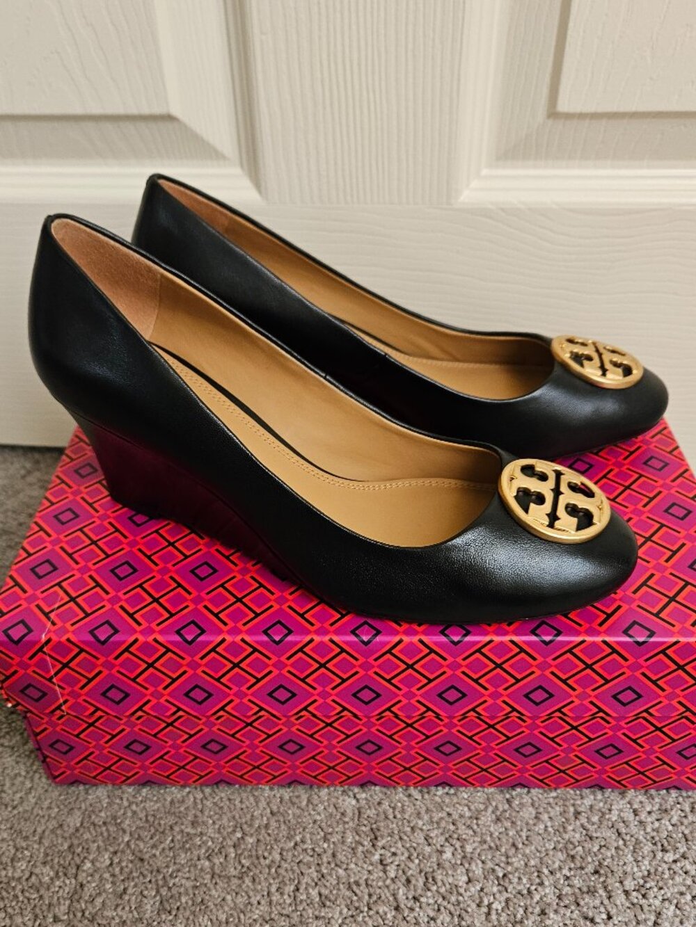 NIB Tory Burch Chelsea 65mm Wedge Pumps Black Napa Leather 8 - Picture 3 of 11